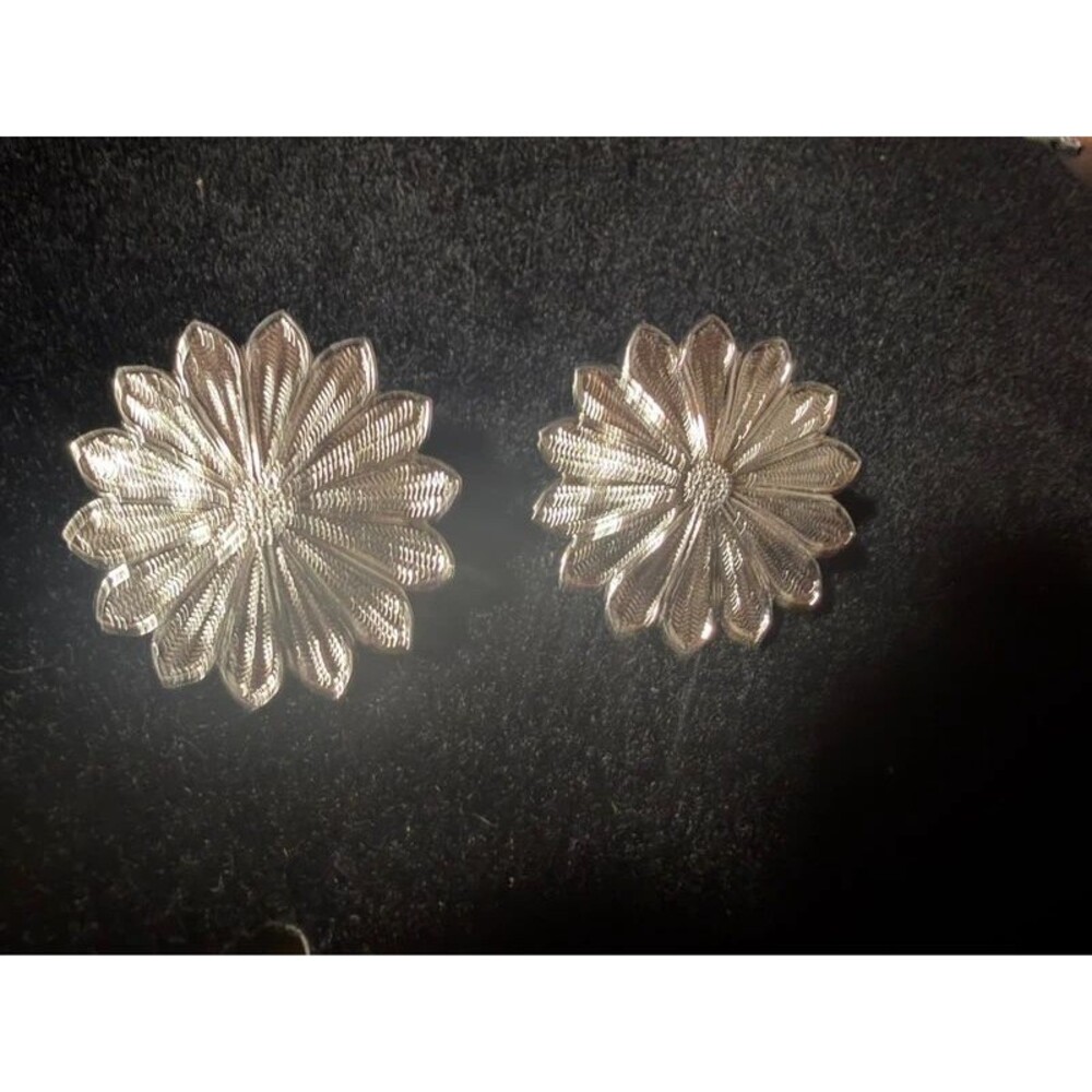 Charming Mid-Century Textured Silver-Tone Sunburst Daisy Button Clip On Earrings